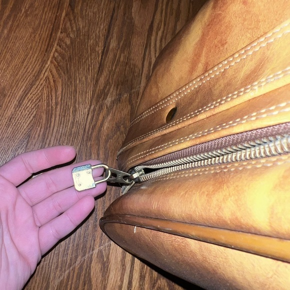 Vintage 60s-70s Brown Leather Carry All Suitcase (can bundle with smaller one) - Picture 9 of 14